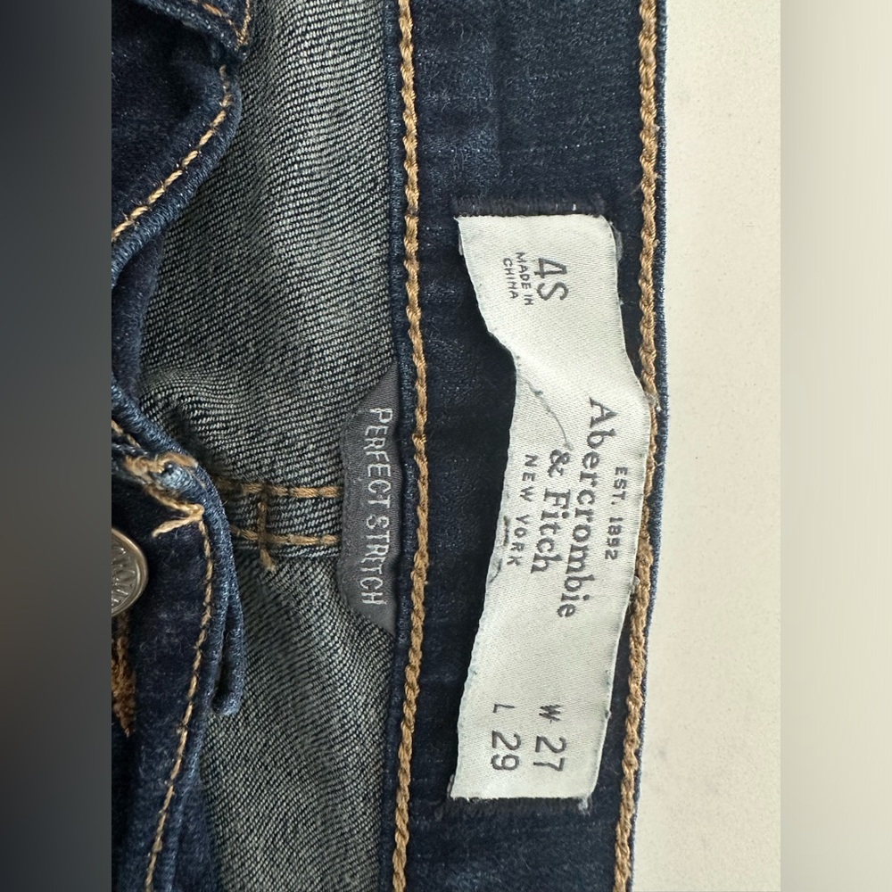 Abercrombie and Fitch women’s Jeans size 4s dark wash - Picture 3 of 4